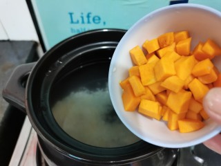 7、红枣南瓜粥,接着倒入南瓜