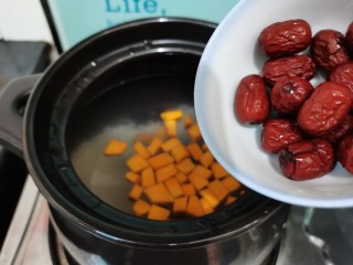 8、红枣南瓜粥,依次放入红枣