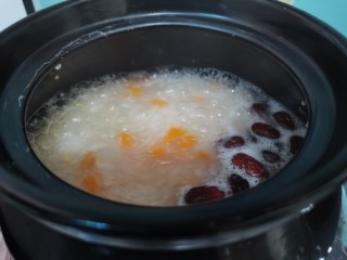 11、红枣南瓜粥,慢慢炖煮熟透了即可