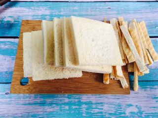 2、爆浆芒果酸奶吐司,吐司用刀去掉四边