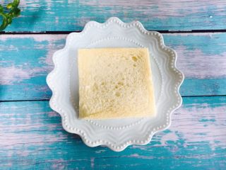 6、爆浆芒果酸奶吐司,取一片吐司放在盘子上