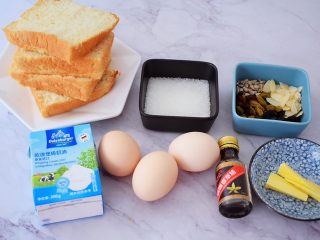 1、吐司布丁,烤碗底部和四边都涂抹上软化的黄油