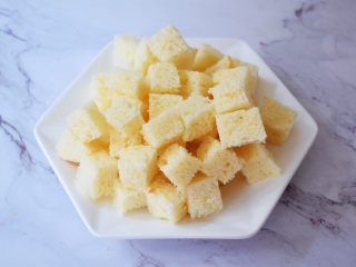 2、吐司布丁,土司去掉四边边缘，中间再切成小块，大小随自己喜好