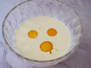 4、吐司布丁,加入鸡蛋