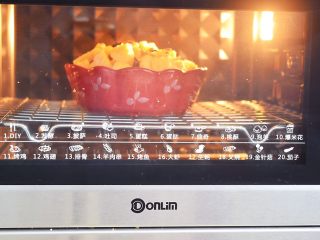 12、吐司布丁,放入预热好的东菱烤箱，上下火170度，中层烤25-30分钟，将土司烤至表面金黄色即可