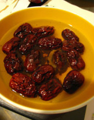 1、银耳莲子什锦粥,红枣洗净,去核