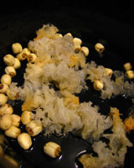 2、银耳莲子什锦粥,银耳洗净撕成小朵,莲子洗净