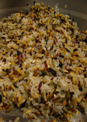 3、银耳莲子什锦粥,杂粮米淘洗干净