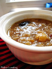 5、银耳莲子什锦粥,加入糖调味即可