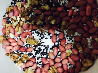 6、八宝粥,再剥适量的红皮花生米