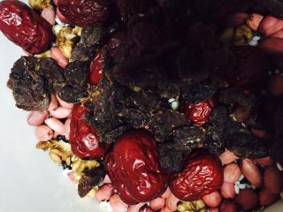 8、八宝粥,再放入适量的干桂圆，我比较喜欢桂圆干，所以放得多点