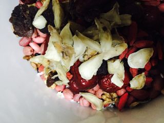 10、八宝粥,再放入适量的百合