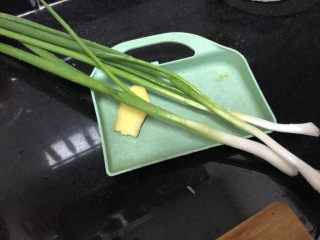 3、生滚牛肉粥➕一粥一饭暖人心,葱择好洗净（准备的有点多，还有炒其他菜的），姜清洗去皮