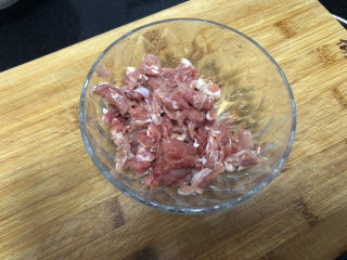 5、生滚牛肉粥➕一粥一饭暖人心,牛肉去掉肥肉部分，切小粒或切片。