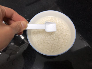 17、生滚牛肉粥➕一粥一饭暖人心,浸泡后的米，加少许盐