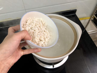 20、生滚牛肉粥➕一粥一饭暖人心,早上，开始煮粥吧。取砂锅或者铸铁锅等汤锅，米和水的比例大概是1:13，如果想粥比较浓稠，大概在1:10。根据自己的喜好调节。坐锅烧水，水开倒入浸泡腌制后的米