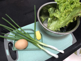 23、生滚牛肉粥➕一粥一饭暖人心,把粥熬上，我们来准备其他食材，阿晨今天还加了点生菜，让牛肉粥营养更均衡????