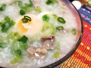 38、生滚牛肉粥➕一粥一饭暖人心,这道粥做法简单，口味清淡，营养丰富，很适合老人孩子食用。早上或宵夜，来一碗热粥，暖身又暖心。喜欢的小伙伴们，一起来试试吧????