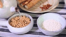 1、美龄粥,黄豆，梗米和糯米加冷水浸泡4小时