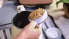 5、美龄粥,泡好的黄豆放豆浆机加1000毫升水，打好滤出豆渣