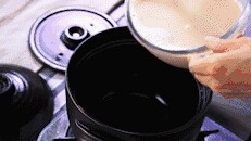 6、美龄粥,把滤好的豆浆倒锅里烧开