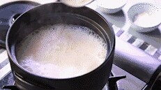 7、美龄粥,放入冰糖，泡好的糯米和梗米烧开后，小火30分钟