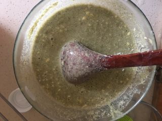 2、正宗天津煎饼果子,加水加油 多放些油没关系 充分搅拌 成糊状