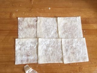 4、正宗天津煎饼果子,云吞皮炸薄脆 因为有淀粉所以沾点水就能粘在一起