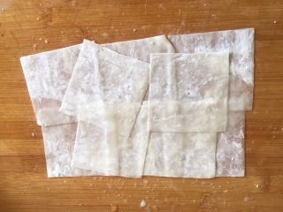 5、正宗天津煎饼果子,用力的拍 使它们粘在一起