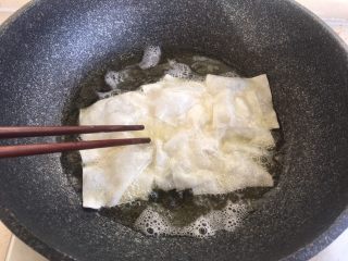 6、正宗天津煎饼果子,锅里放油 油温上来后放入云吞皮