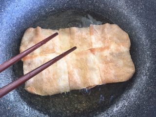 7、正宗天津煎饼果子,炸到金黄色翻面