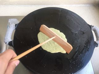 11、正宗天津煎饼果子,摊开 转圈摊开