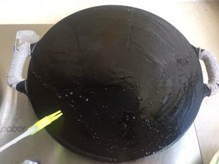 9、正宗天津煎饼果子,平底铁锅刷油。等铁板均匀受热后 关火 放绿豆面。