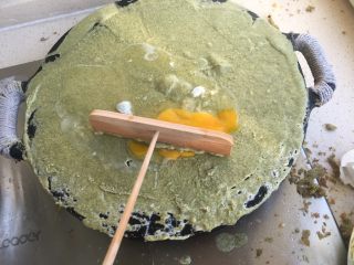 14、正宗天津煎饼果子,鸡蛋摊开