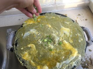 15、正宗天津煎饼果子,撒上小葱