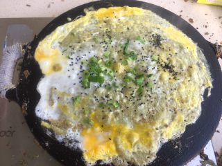 16、正宗天津煎饼果子,黑芝麻。这个时候在开火 中小火