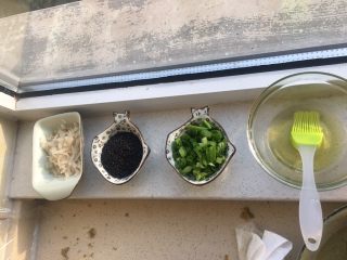 18、正宗天津煎饼果子,榨菜粒准备