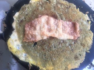 19、正宗天津煎饼果子,放薄脆，然后在撒上 榨菜粒，还可以放点香菜碎。