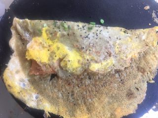 20、正宗天津煎饼果子,从上往下翻过来一边。关火