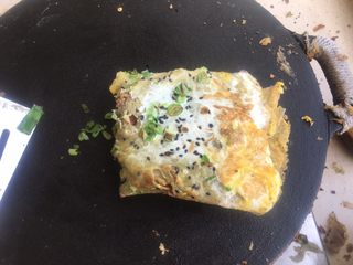 25、正宗天津煎饼果子,从左往右一折叠，因为我是左撇子，你们从右面折叠也一样。