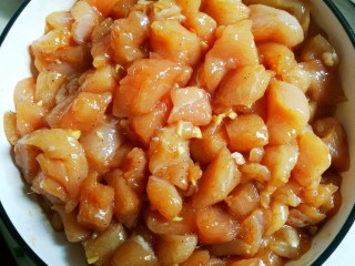 12、狂甩肯德基几条街的劲爆鸡米花,拌匀静置30分钟。