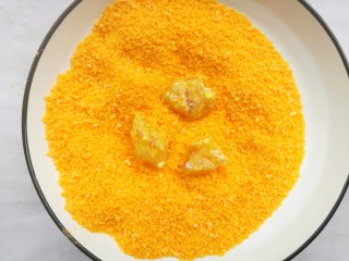 15、狂甩肯德基几条街的劲爆鸡米花,裹一层面包糠。