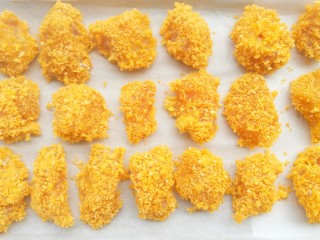 16、狂甩肯德基几条街的劲爆鸡米花,摆入铺上油纸的烤盘。