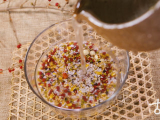 1、腊八粥丨你喝的可能从来都不是腊八粥！古人的正宗做法是这样的,难煮的豆类和果仁需要提前用清水浸泡半天，加清水熬煮；