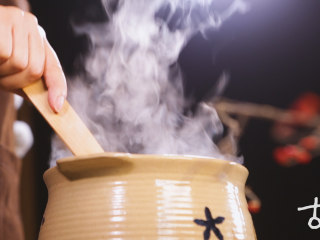 3、腊八粥丨你喝的可能从来都不是腊八粥！古人的正宗做法是这样的,一边煮一边搅拌，注意不要糊锅；