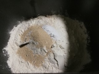 4、无泡打粉的油条,放入小苏打粉