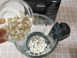 2、茯苓香蕉粥,白茯苓倒入破壁机的料理杯中