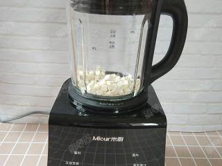 3、茯苓香蕉粥,盖好上盖，将料理杯安装到破壁机底座上