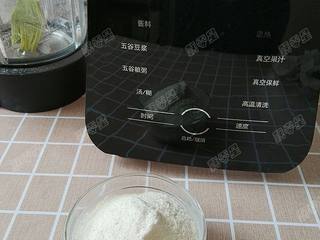 5、茯苓香蕉粥,将磨好的白茯苓粉倒入碗中