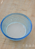 1、上海生煎,3g酵母中倒入20ml温水,静置5分钟,激发酵母中的活性。